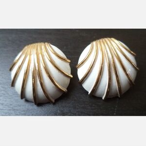 Vintage White Enameled sea shell 7/8" clip earrings gold tone semi dome Quality